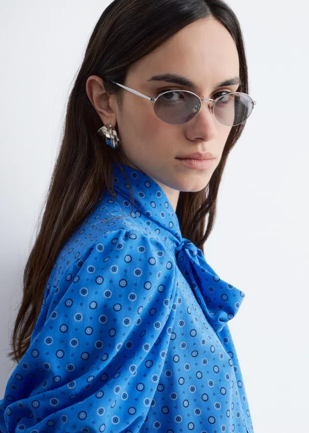 Bedruckte Seiden-Bluse mit Krawattenkragen Bedruckte Seiden-Bluse mit Krawattenkragen