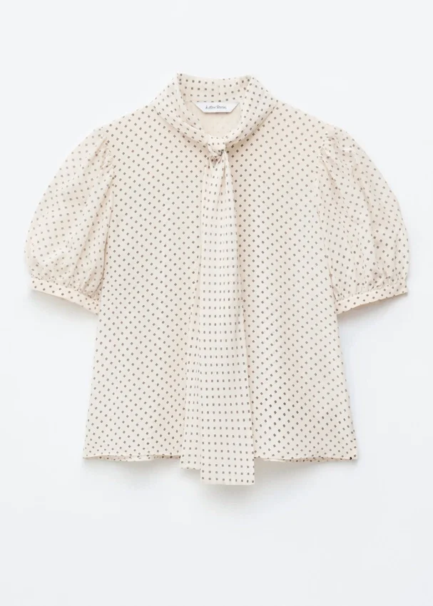 Bedruckte Seiden-Bluse mit Krawattenkragen Bedruckte Seiden-Bluse mit Krawattenkragen