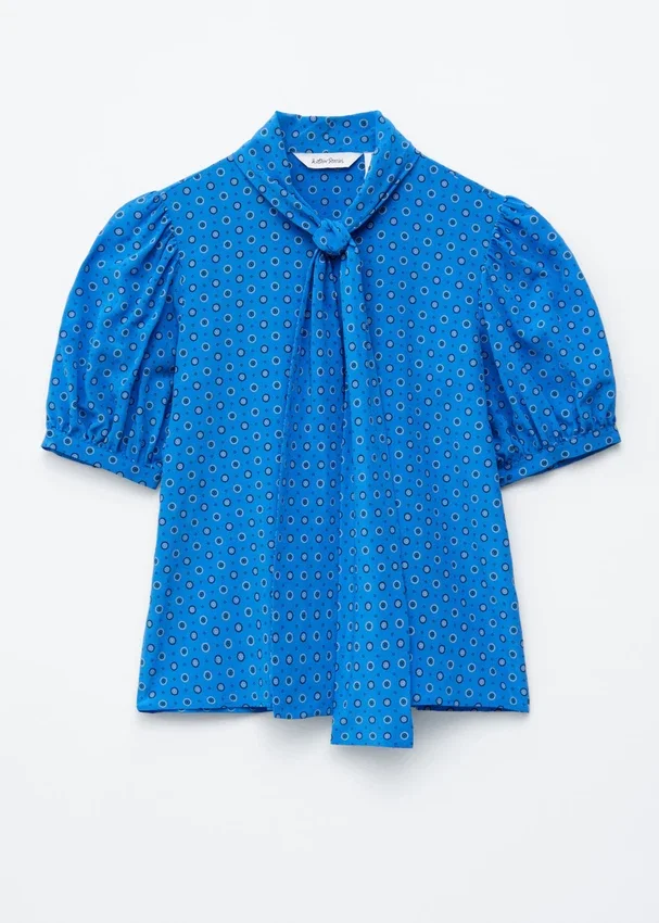 Bedruckte Seiden-Bluse mit Krawattenkragen Bedruckte Seiden-Bluse mit Krawattenkragen