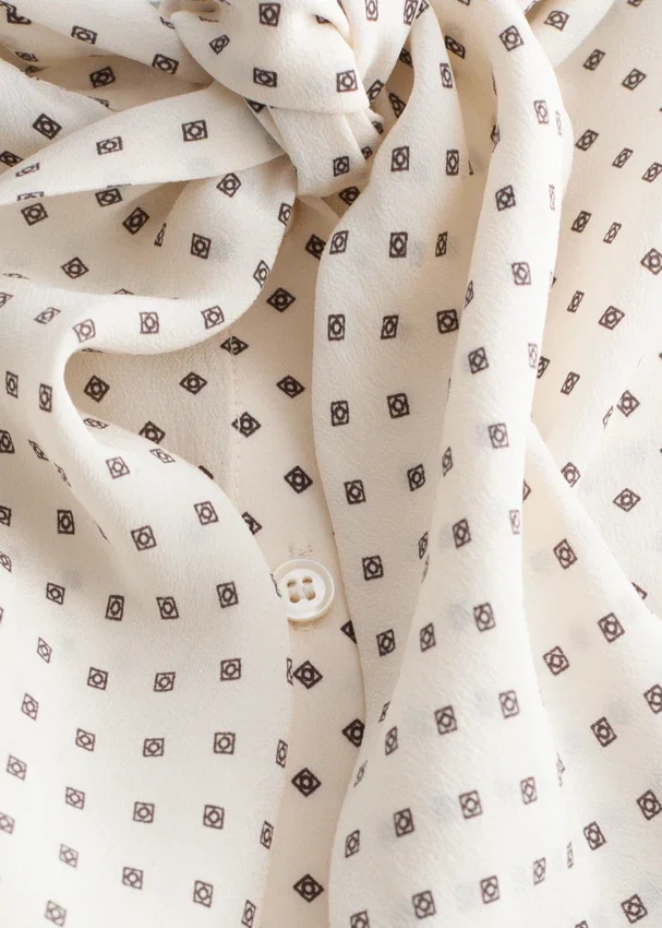 Bedruckte Seiden-Bluse mit Krawattenkragen Bedruckte Seiden-Bluse mit Krawattenkragen
