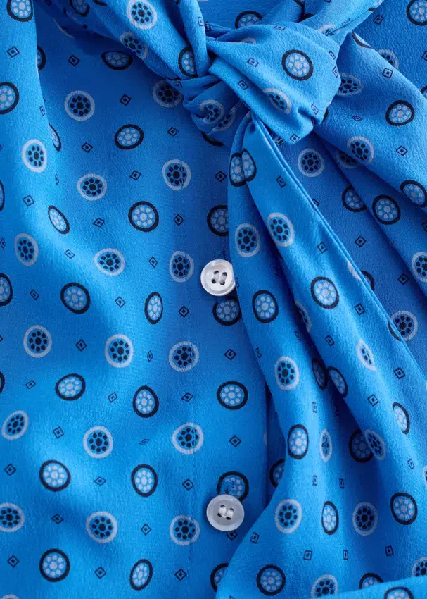 Bedruckte Seiden-Bluse mit Krawattenkragen Bedruckte Seiden-Bluse mit Krawattenkragen
