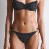 Bikini-Slip mit seitlichen Bändern Bikini-Slip mit seitlichen Bändern