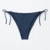 Bikini-Slip mit seitlichen Bändern Bikini-Slip mit seitlichen Bändern