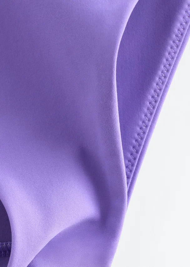 Bikini-Slip mit seitlichen Bändern Bikini-Slip mit seitlichen Bändern
