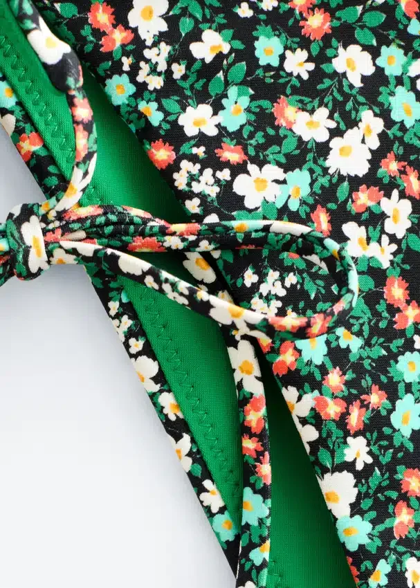 Bikini-Slip mit seitlichen Bändern Bikini-Slip mit seitlichen Bändern