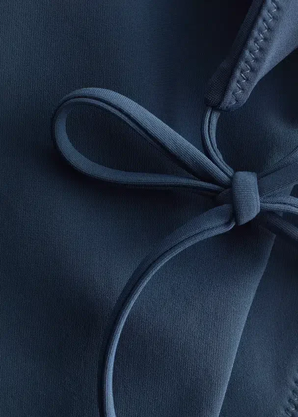 Bikini-Slip mit seitlichen Bändern Bikini-Slip mit seitlichen Bändern