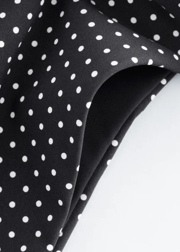 Bikini-Slip mit seitlichen Bändern Bikini-Slip mit seitlichen Bändern
