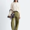 Bluse mit gefaltetem Stehkragen Bluse mit gefaltetem Stehkragen