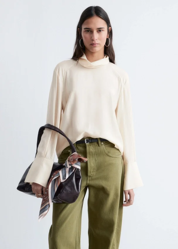 Bluse mit gefaltetem Stehkragen Bluse mit gefaltetem Stehkragen