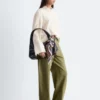 Bluse mit gefaltetem Stehkragen Bluse mit gefaltetem Stehkragen