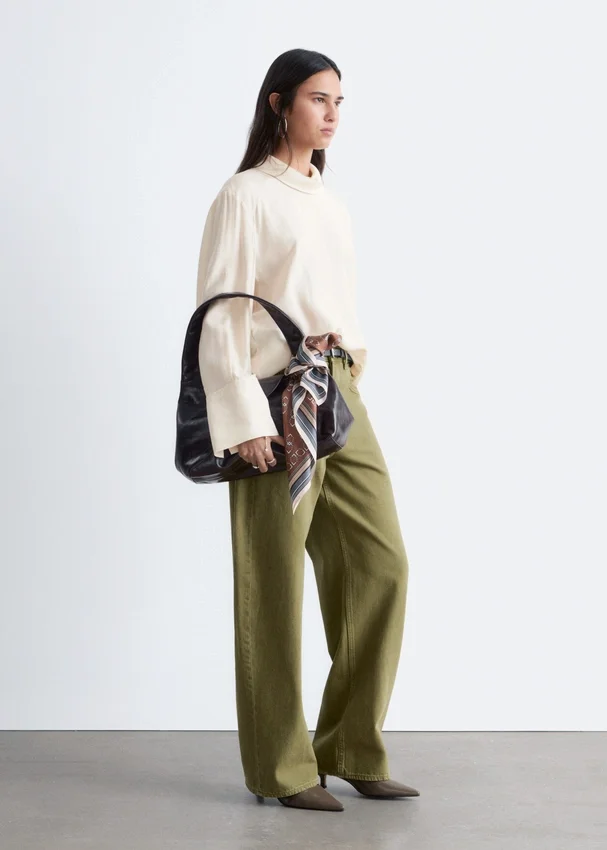 Bluse mit gefaltetem Stehkragen Bluse mit gefaltetem Stehkragen
