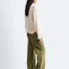 Bluse mit gefaltetem Stehkragen Bluse mit gefaltetem Stehkragen