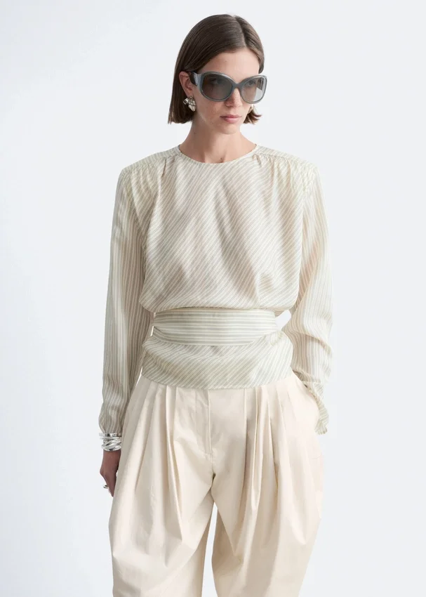 Bluse mit gerafftem Gürtel Bluse mit gerafftem Gürtel