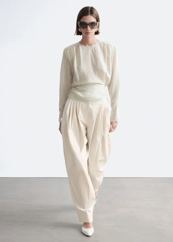 Bluse mit gerafftem Gürtel Bluse mit gerafftem Gürtel