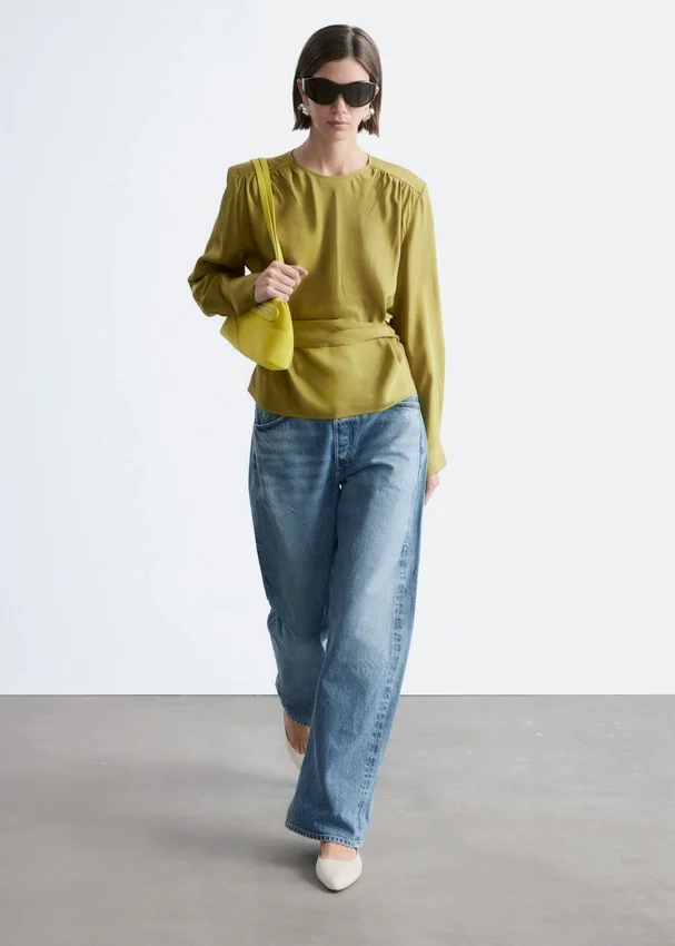 Bluse mit gerafftem Gürtel Bluse mit gerafftem Gürtel