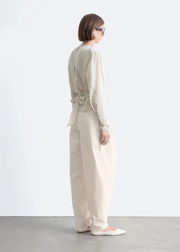 Bluse mit gerafftem Gürtel Bluse mit gerafftem Gürtel