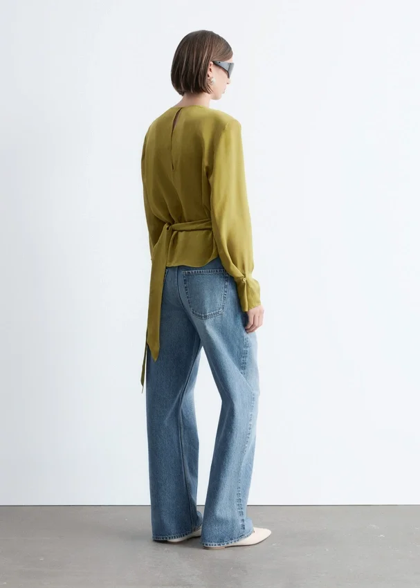 Bluse mit gerafftem Gürtel Bluse mit gerafftem Gürtel