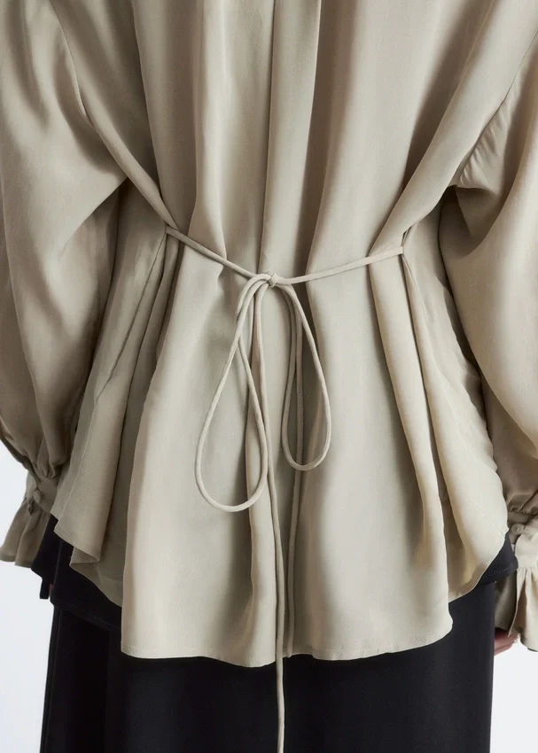 Bluse mit gerafftem Rücken Bluse mit gerafftem Rücken