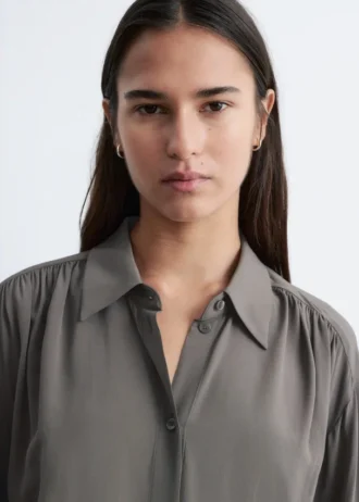 Bluse mit gerafftem Rücken und Bindeband