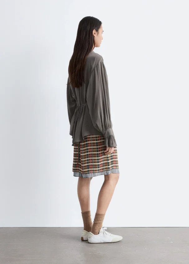 Bluse mit gerafftem Rücken und Bindeband Bluse mit gerafftem Rücken und Bindeband