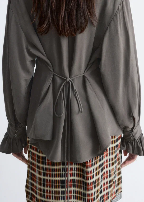 Bluse mit gerafftem Rücken und Bindeband Bluse mit gerafftem Rücken und Bindeband