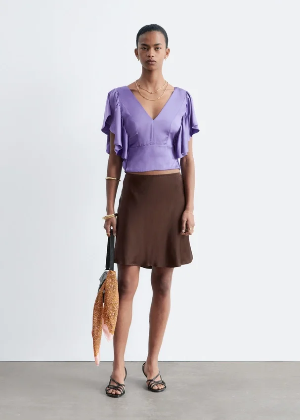 Bluse mit Rüschen und V-Ausschnitt Bluse mit Rüschen und V-Ausschnitt