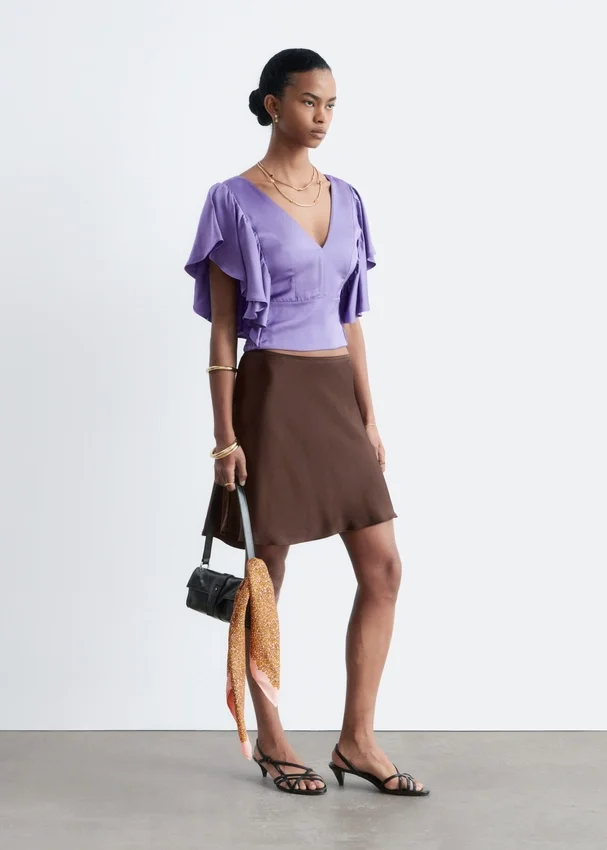 Bluse mit Rüschen und V-Ausschnitt Bluse mit Rüschen und V-Ausschnitt