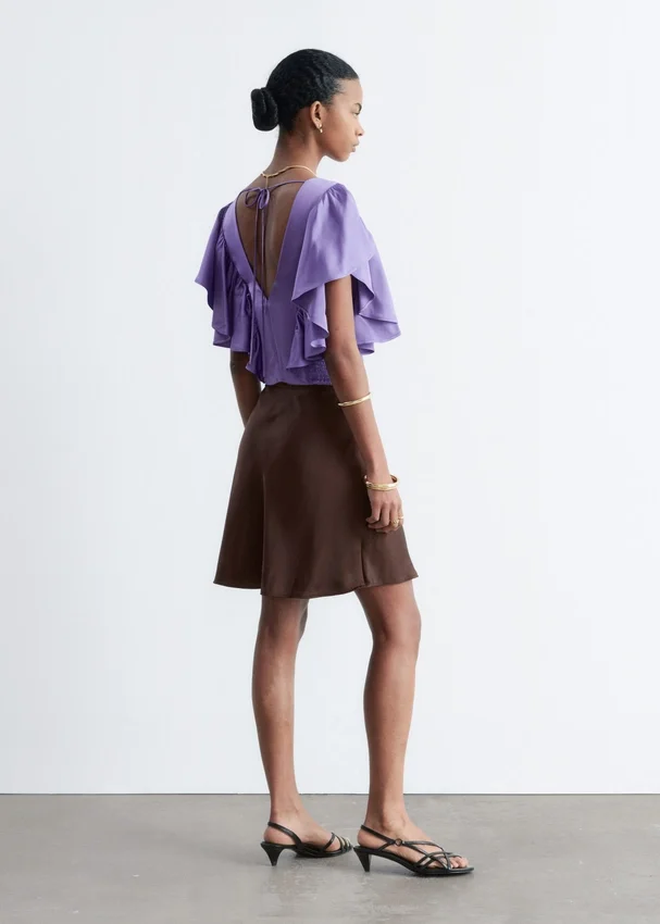 Bluse mit Rüschen und V-Ausschnitt Bluse mit Rüschen und V-Ausschnitt