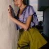 Bluse mit Rüschen und V-Ausschnitt Bluse mit Rüschen und V-Ausschnitt
