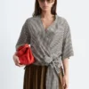 Bluse mit Wickelausschnitt Bluse mit Wickelausschnitt