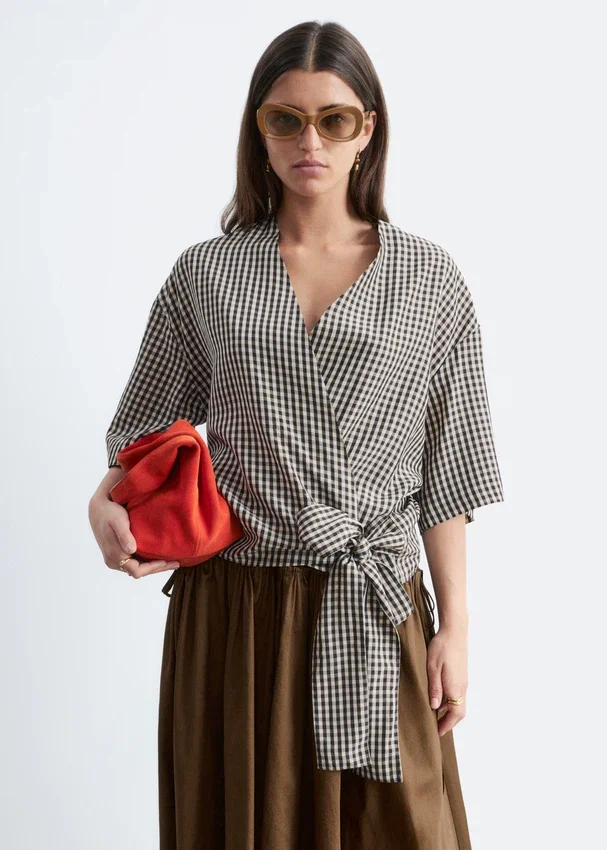 Bluse mit Wickelausschnitt Bluse mit Wickelausschnitt