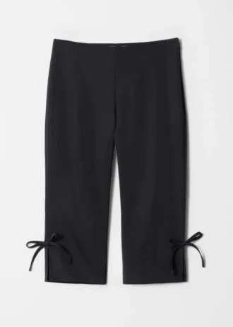Caprihose mit Bändern und Details