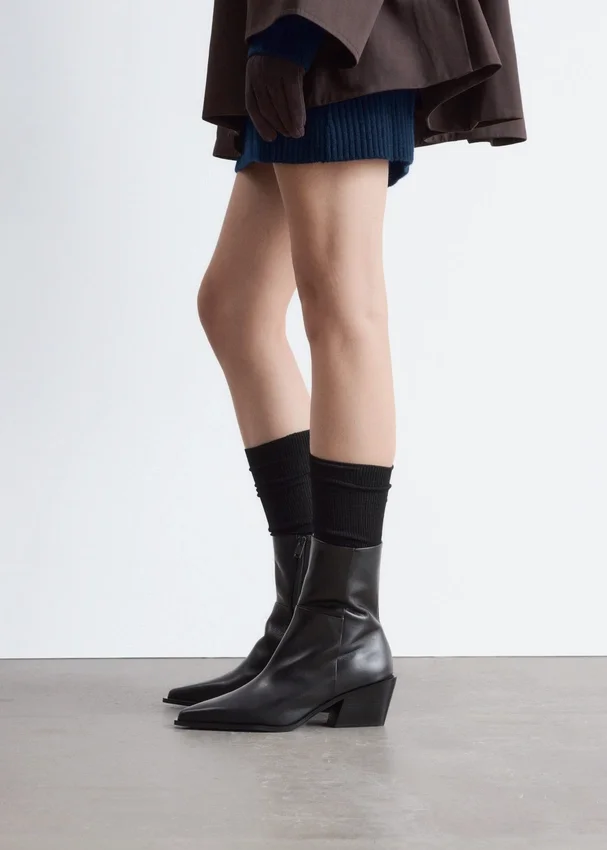 Elegante Cowboy-Stiefel aus Leder Elegante Cowboy-Stiefel aus Leder