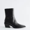 Elegante Cowboy-Stiefel aus Leder Elegante Cowboy-Stiefel aus Leder