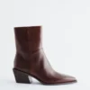 Elegante Cowboy-Stiefel aus Leder Elegante Cowboy-Stiefel aus Leder