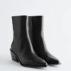 Elegante Cowboy-Stiefel aus Leder Elegante Cowboy-Stiefel aus Leder