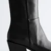 Elegante Cowboy-Stiefel aus Leder Elegante Cowboy-Stiefel aus Leder