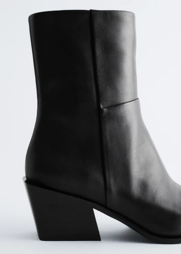 Elegante Cowboy-Stiefel aus Leder Elegante Cowboy-Stiefel aus Leder