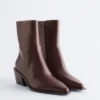 Elegante Cowboy-Stiefel aus Leder Elegante Cowboy-Stiefel aus Leder
