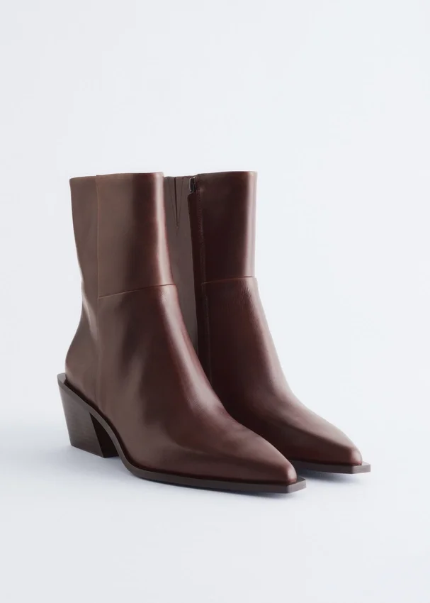 Elegante Cowboy-Stiefel aus Leder Elegante Cowboy-Stiefel aus Leder