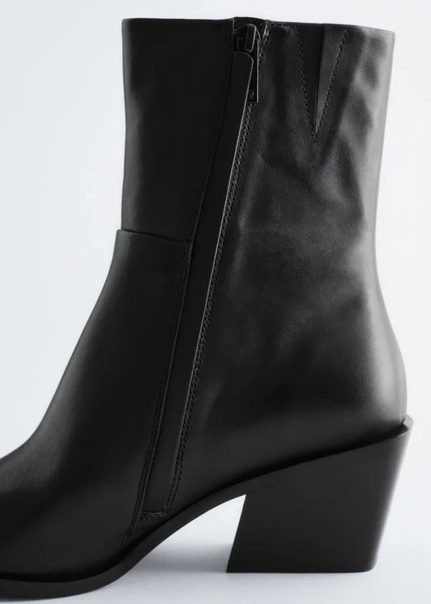 Elegante Cowboy-Stiefel aus Leder Elegante Cowboy-Stiefel aus Leder