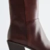 Elegante Cowboy-Stiefel aus Leder Elegante Cowboy-Stiefel aus Leder