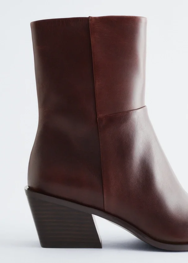 Elegante Cowboy-Stiefel aus Leder Elegante Cowboy-Stiefel aus Leder