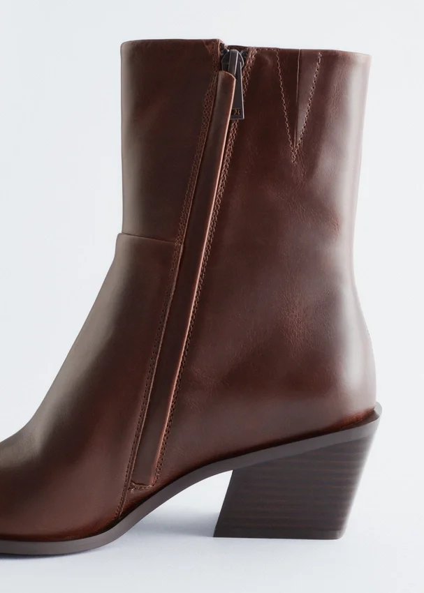 Elegante Cowboy-Stiefel aus Leder Elegante Cowboy-Stiefel aus Leder
