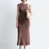 Figurbetontes Maxikleid aus Satin Figurbetontes Maxikleid aus Satin