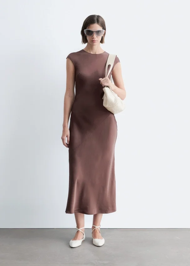 Figurbetontes Maxikleid aus Satin Figurbetontes Maxikleid aus Satin