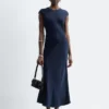 Figurbetontes Maxikleid aus Satin Figurbetontes Maxikleid aus Satin