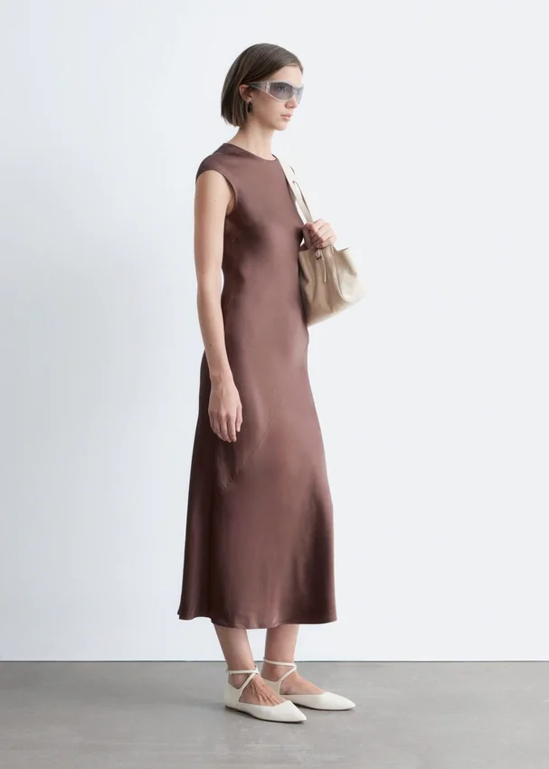 Figurbetontes Maxikleid aus Satin Figurbetontes Maxikleid aus Satin