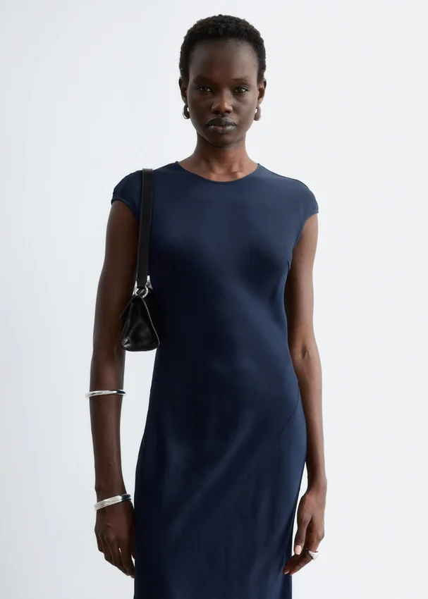 Figurbetontes Maxikleid aus Satin Figurbetontes Maxikleid aus Satin