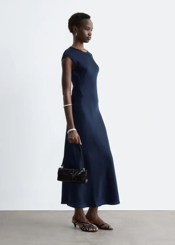 Figurbetontes Maxikleid aus Satin Figurbetontes Maxikleid aus Satin